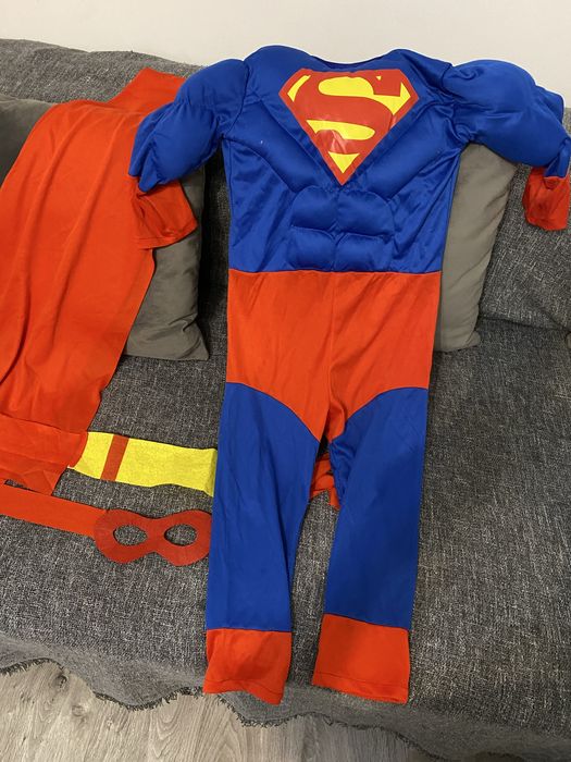 Vând costume copii cu predare personala in Bucuresti– Superman și ren, mărimea 4–5 ani