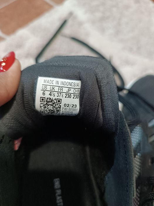 Дамски маратонки adidas AVRYN