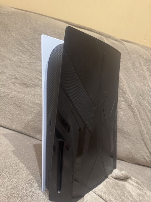 PS5 DISC VERSION Запазен. Пращам видеа как работи!!!