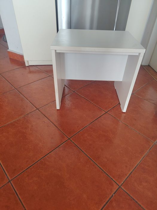 Taburet alb foarte stabil