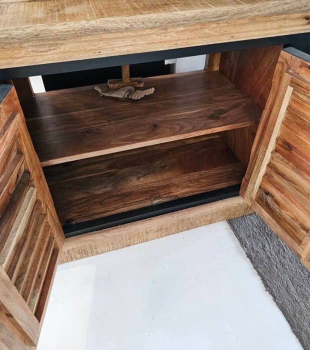 Чисто нов Шкаф от мангово дърво мивката не се продава