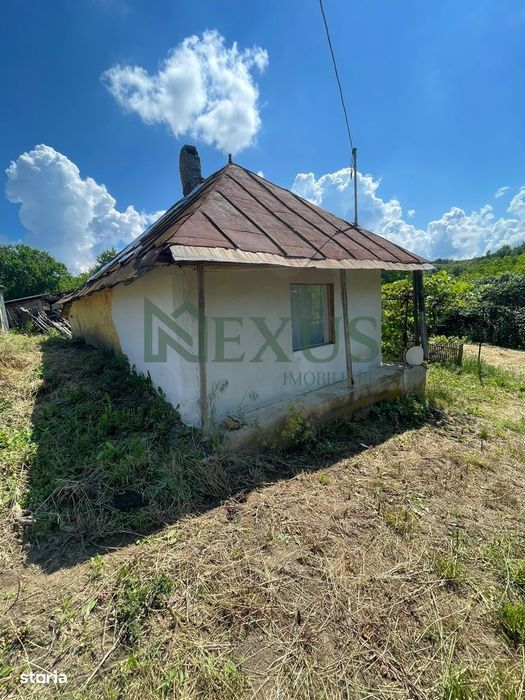 Casă bătrânească cu teren de 3.200 mp în Hertioana de Jos, jud.Bacău