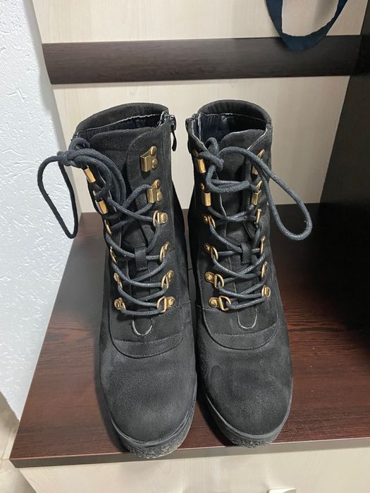 Употребявани и нови боти и сникърси.