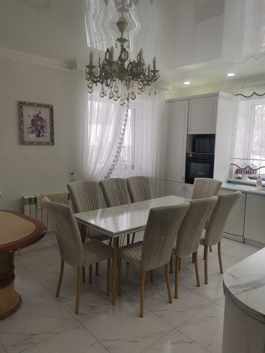Продам стол на кухню и восемь стульев.
