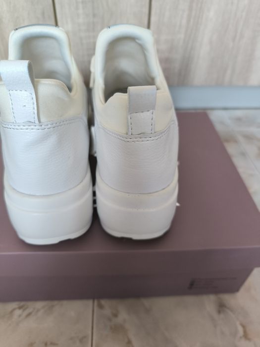 Бели спортни обувки