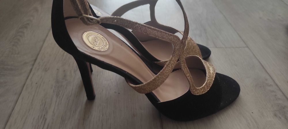 Женские туфли и босоножки