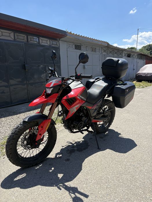 Motocicleta Barton Tekken 125, an fabricație 2023, categoria A1, cu cutii laterale și topcase montate, într-o stare foarte bună ,apoape noua