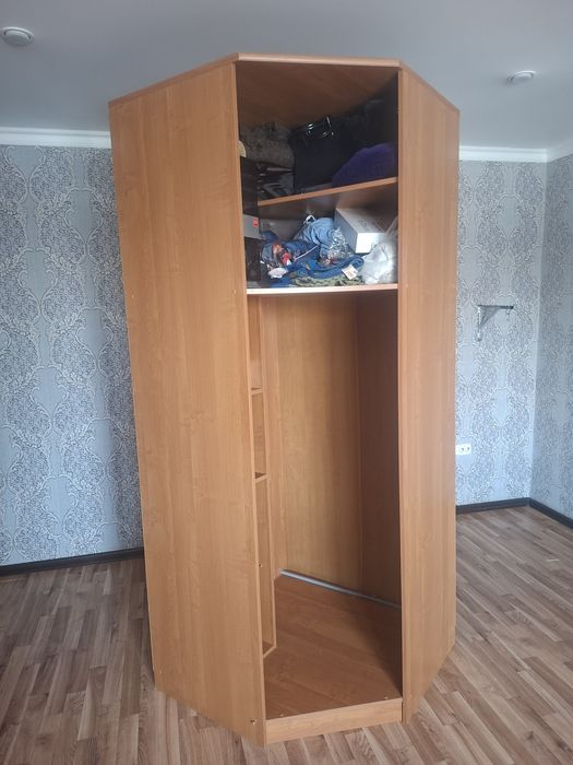 Продам 2шкафа один из них угловой