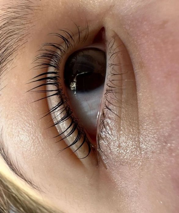 Наращивание и ламинирование ресниц.