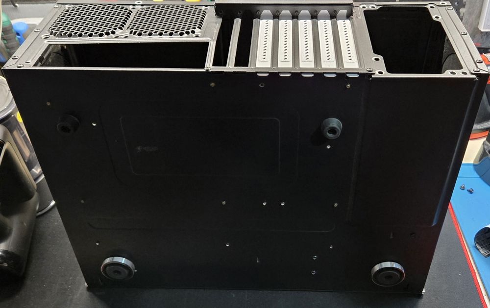 Vand carcasa Pc Fractal Node 605 folosită.