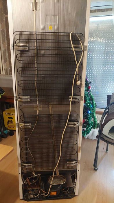 Продавам работещ хладилник с фризер  "Snaige" свободно стоящ