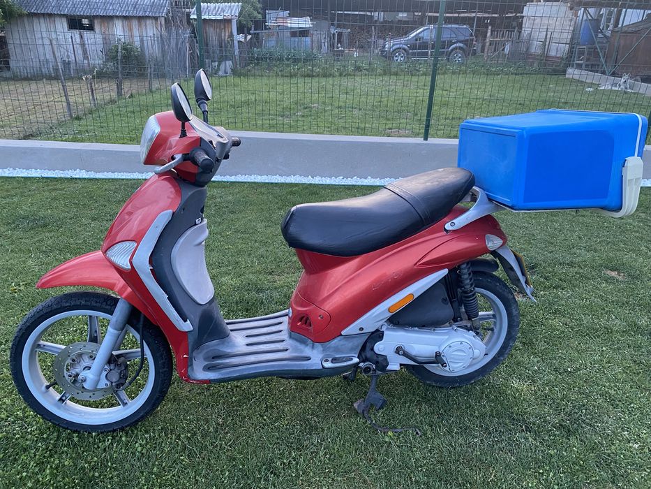 Scuter Puaggio Liberty, transport pizza.