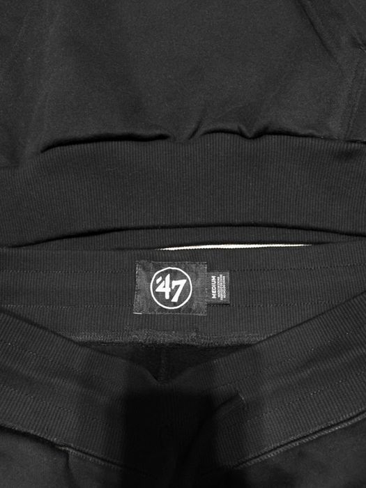 Pantalonii trening new era
