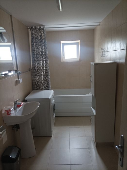 Dau spre închiriere apartament cu o camera 42 m situat pe Calea Turzii lângă benzinaria mol