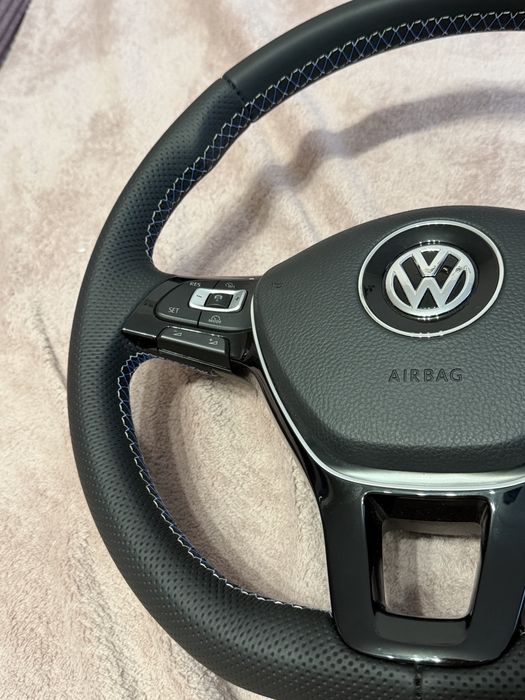 Volan Tapitat cu piele perforata si cusatura alb-albastru Volkswagen B8 , Golf 7 , Golf 8 an 2015+