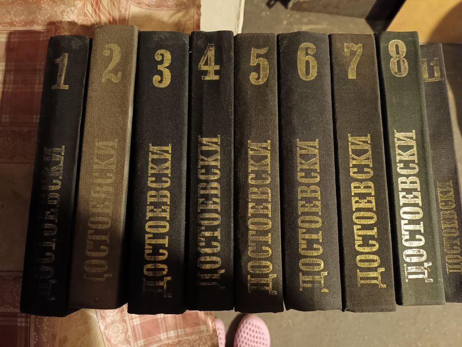 Продавам запазени книги