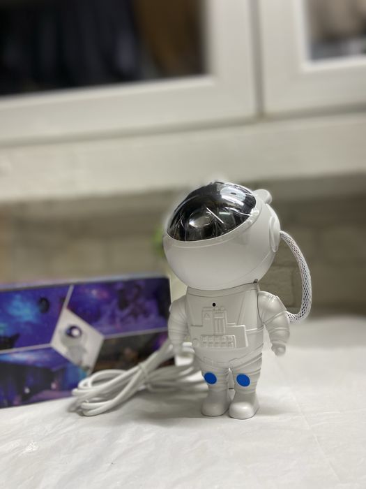 Лампа във формата на астронавт – идеална за спалня и детска стая
