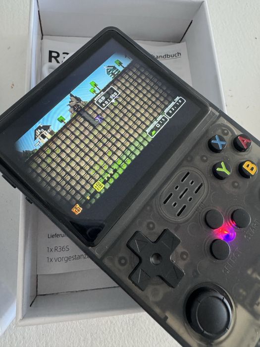 Consola retro portabila R36S 64GB cu jocuri