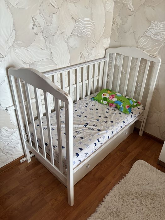 Продам кроватку с матрасом и ящиком для белья