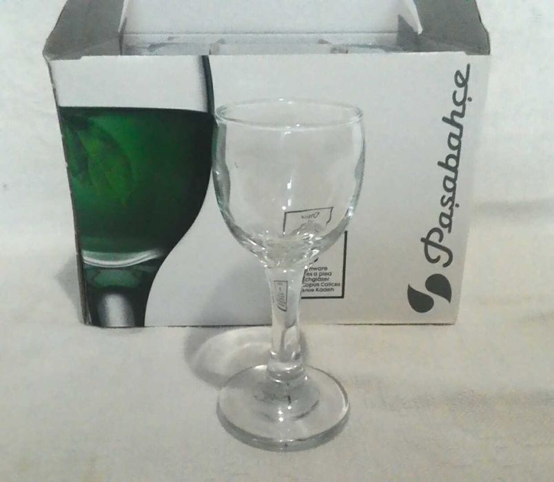 Набор стеклянных рюмок