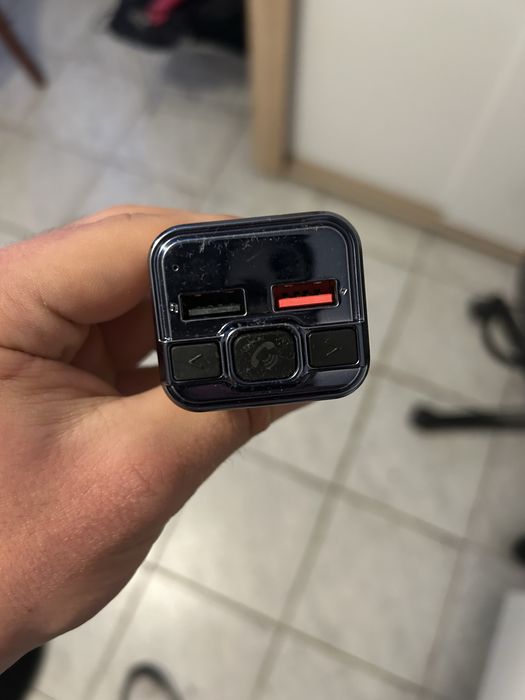 FM трансмитър за автомобил с Bluetooth и бързо зареждане на телефон и подобни