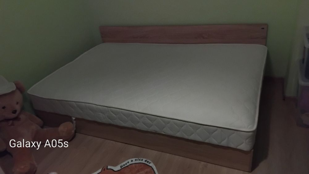 Легло с матрак 190/120 см , използвана от дете .