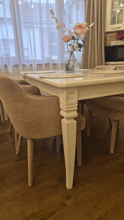 Трапезна маса - слонова кост