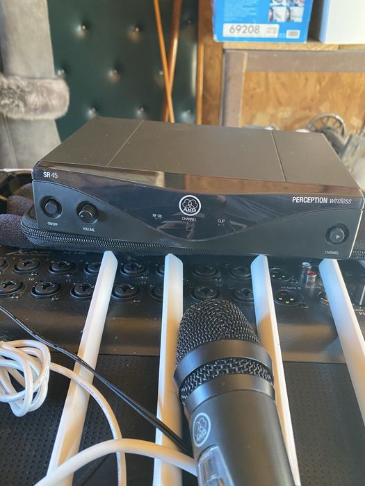 Akg ht45 cu sr45 microfon fara fir shure