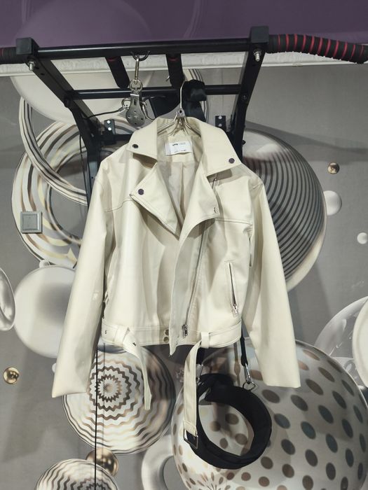 Продам куртку недорого.