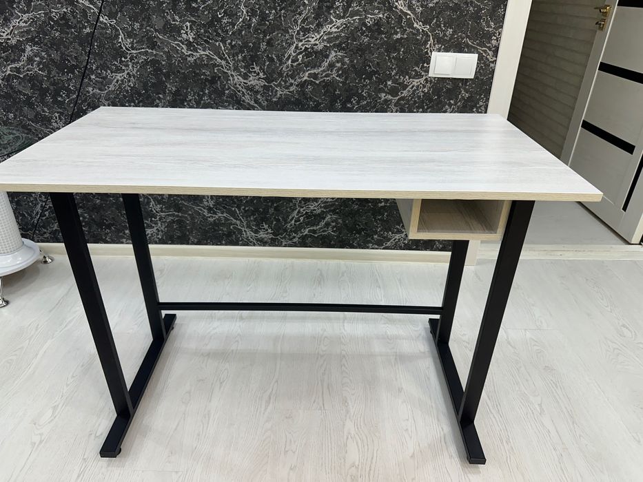 Продам новый письменный стол.