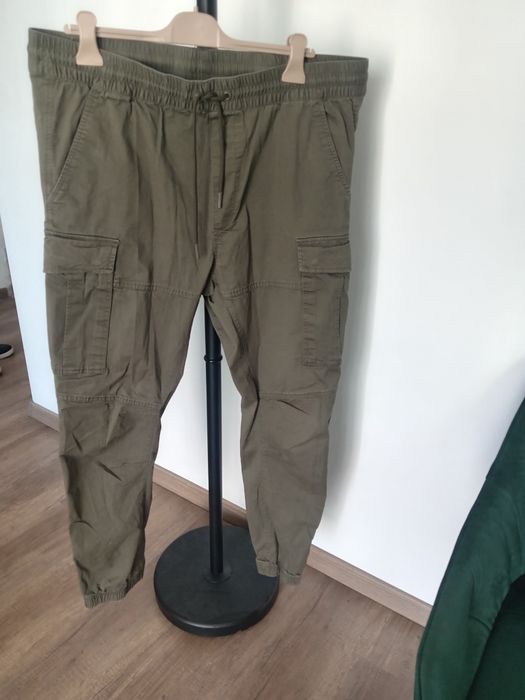 Vând pantaloni cargo pt bărbați