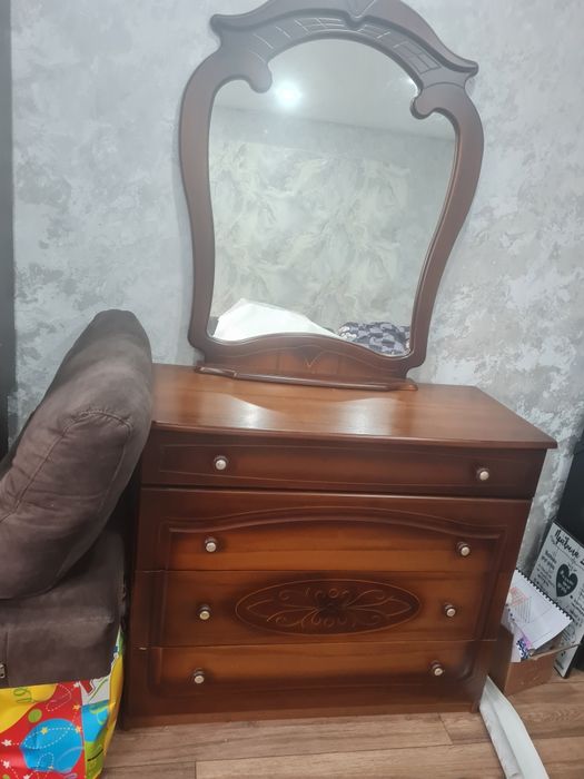 Комод с зеркалом