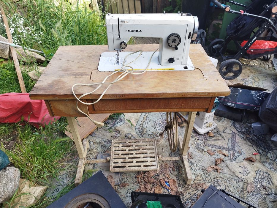 Vând mașini de cusut