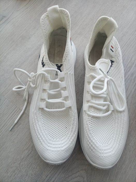 Krosovka sport oyoq kiyimlari