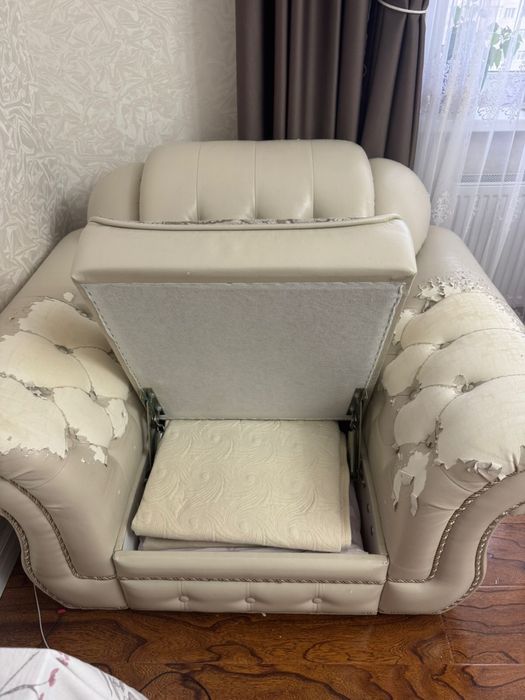 Диван угловой б/у экокожа бежевый