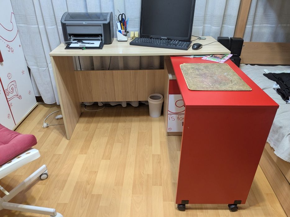 Детский письменный  стол с пеналом