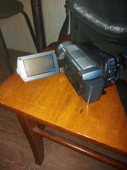Видеокамера SONY DCR-SR220 с треногой