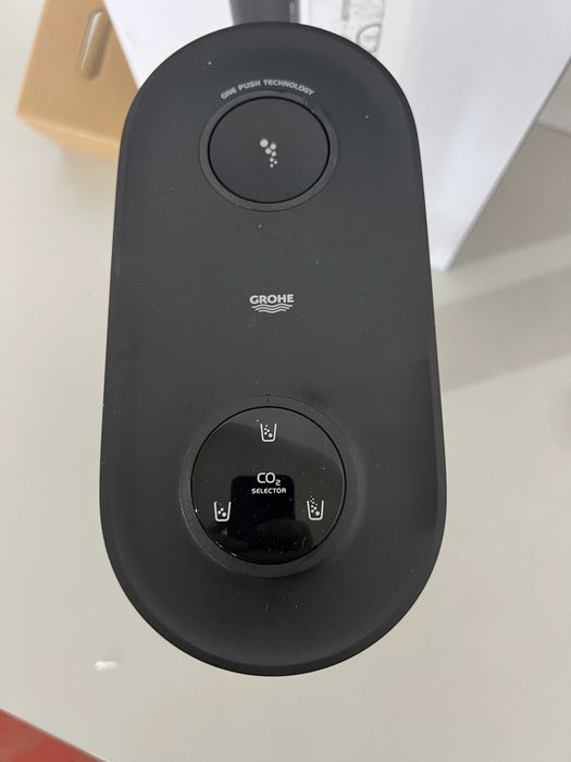 GROHE Blue Fizz 31943K00 – Aparat pentru apă carbogazoasă, 3 niveluri de carbonatare, Negru – Resigilat (fără butelie CO₂)