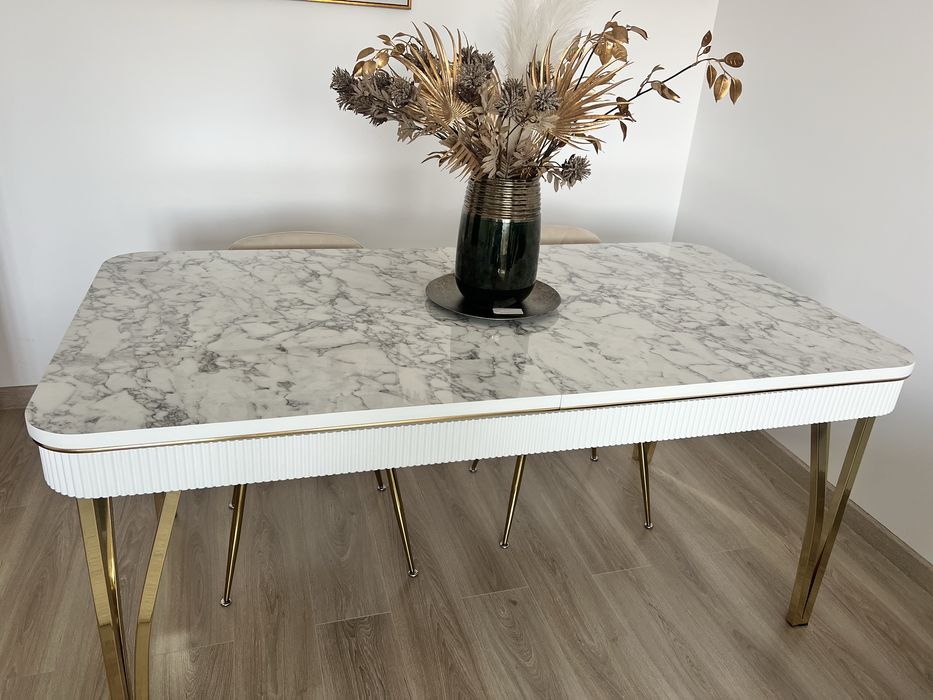 Masa extensibilă dining cu efect de marmură/auriu