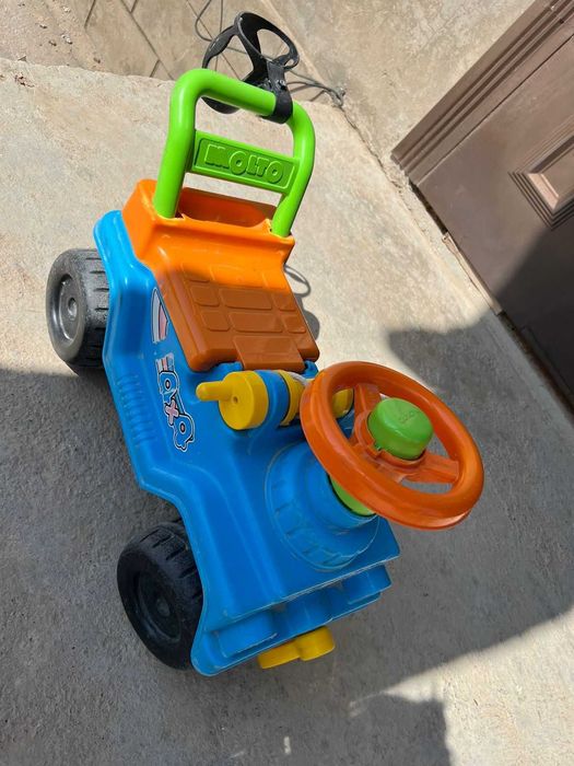 Детская игрушечная машина