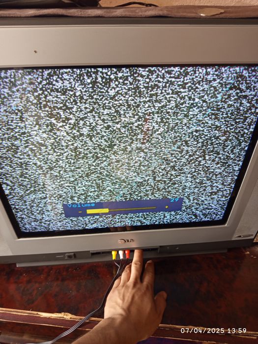 Televizor OLG rangli hamma joyi ishliydi