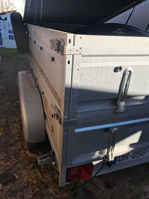 Продава ремарке.