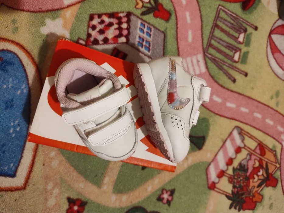 Vind in conditii bune adidași pt bebelusi