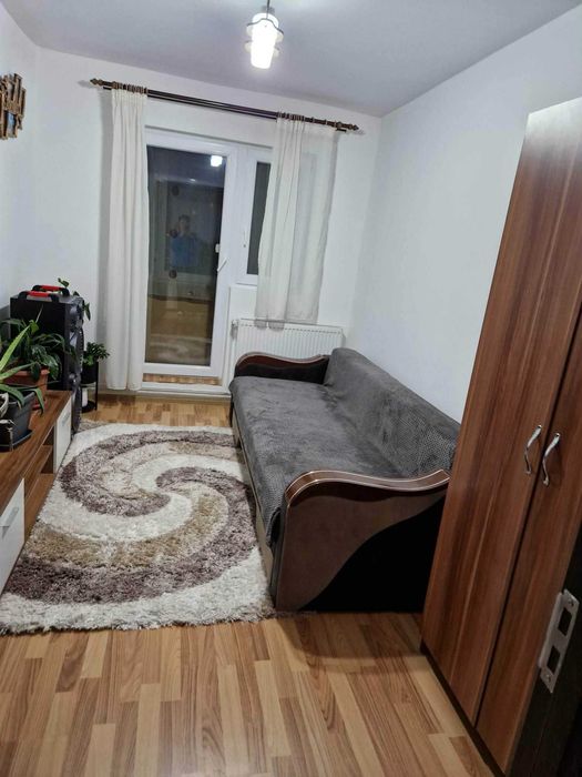 Vând apartament cu 4 camere