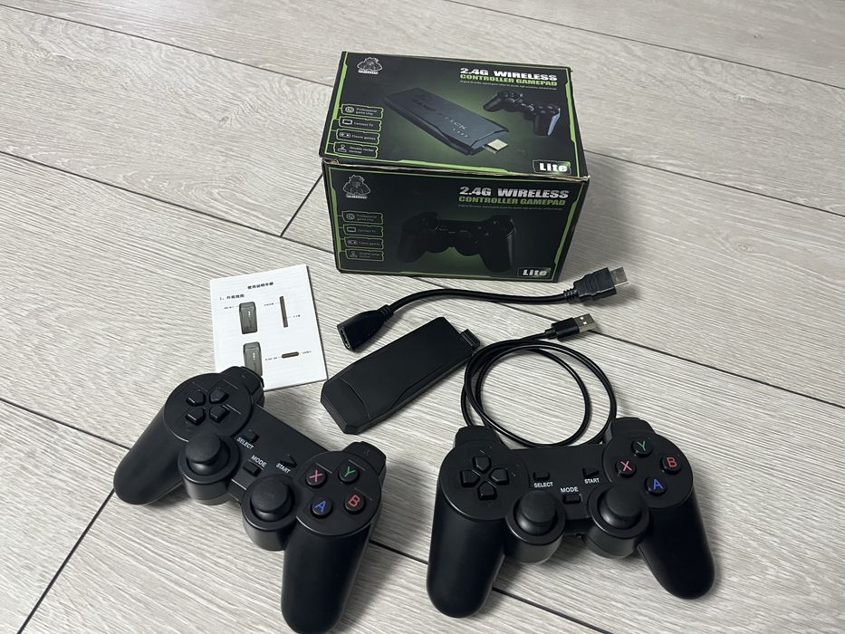 Vand consola jocuri cu doua controlere