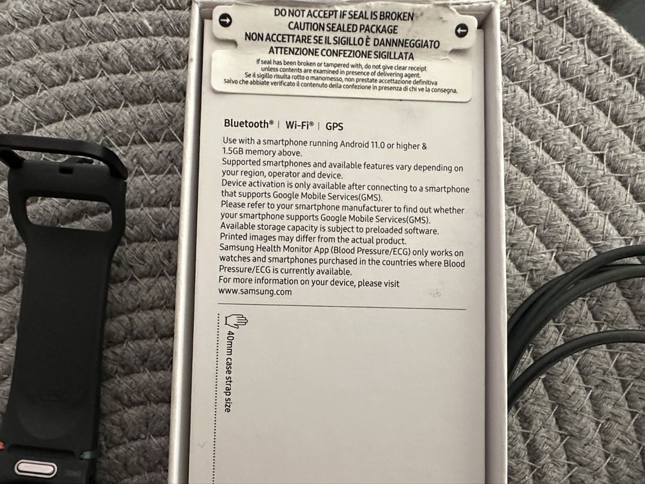 Samsung Galaxy Watch FE в отлично състояние / пълен комплект