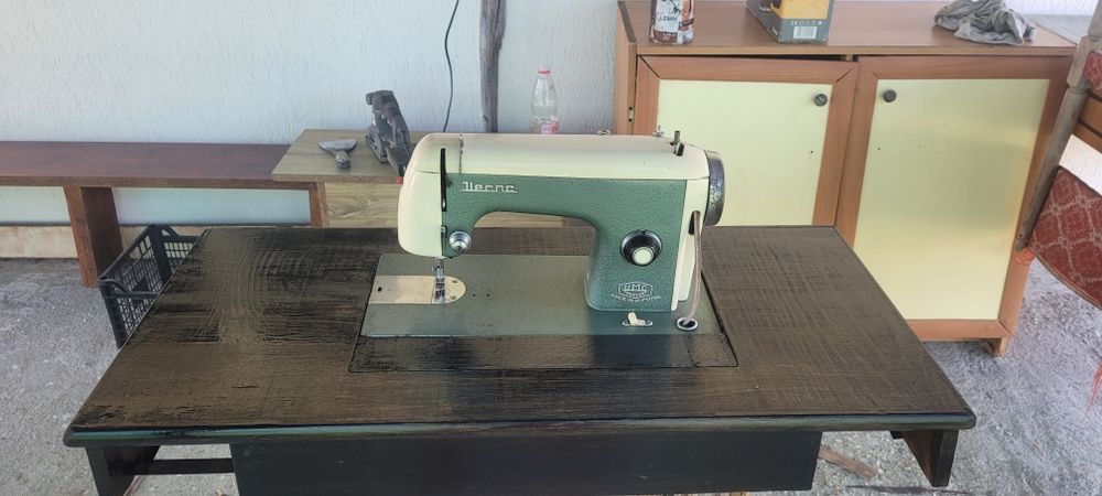 Masină de cusut Ileana fabricata în 1971 la Cugir