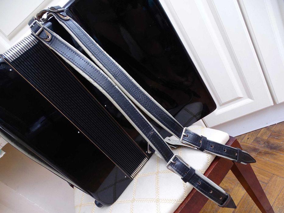 Много запазен стар акордеон Велтмайстер 60 баса