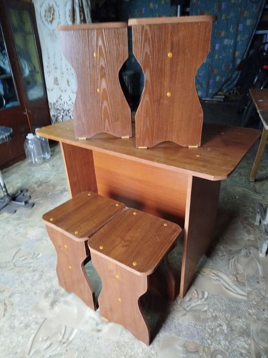 Четыре стула и стол