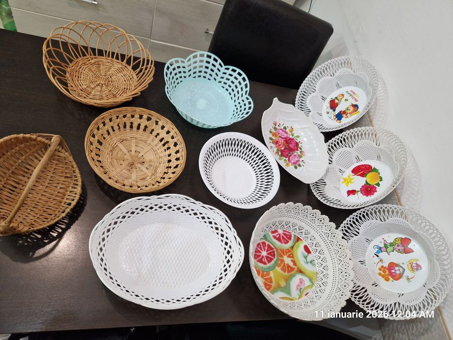 Coșuri de plastic și de nuiele